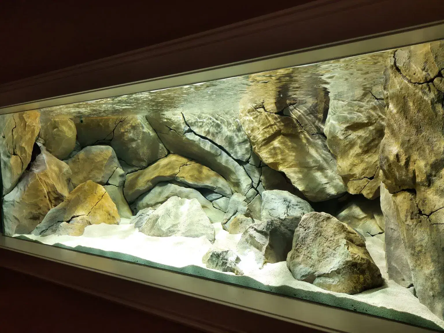 custom-classic-rocky-3d-background-for-large-aquariums-aquadecor